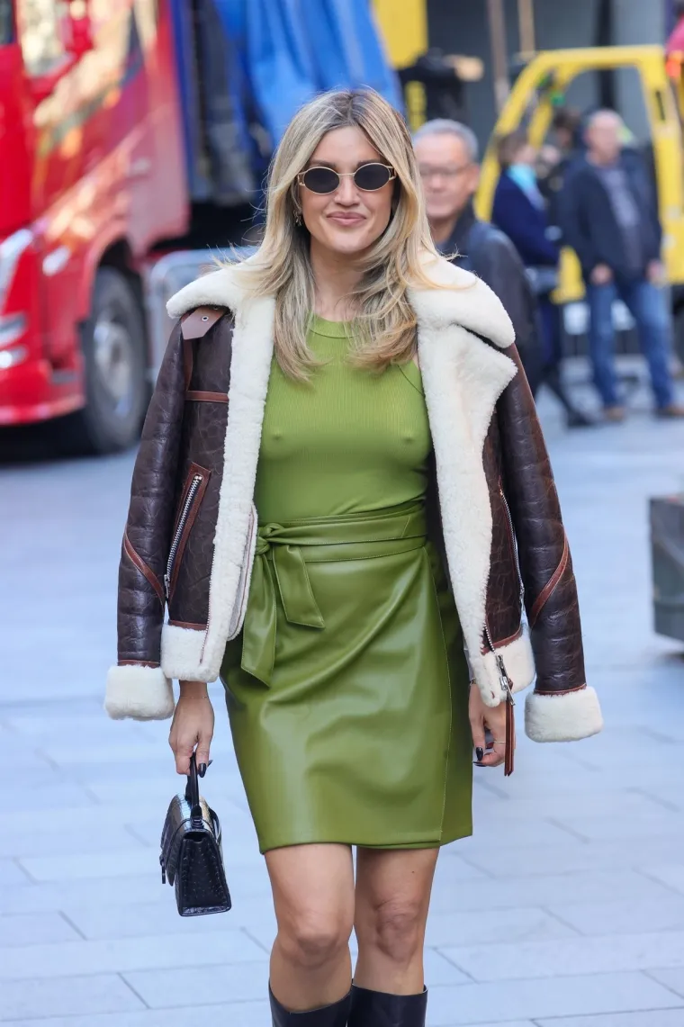 Samo opušteno: Ashley Roberts bez grudnjaka prošetala Londonom