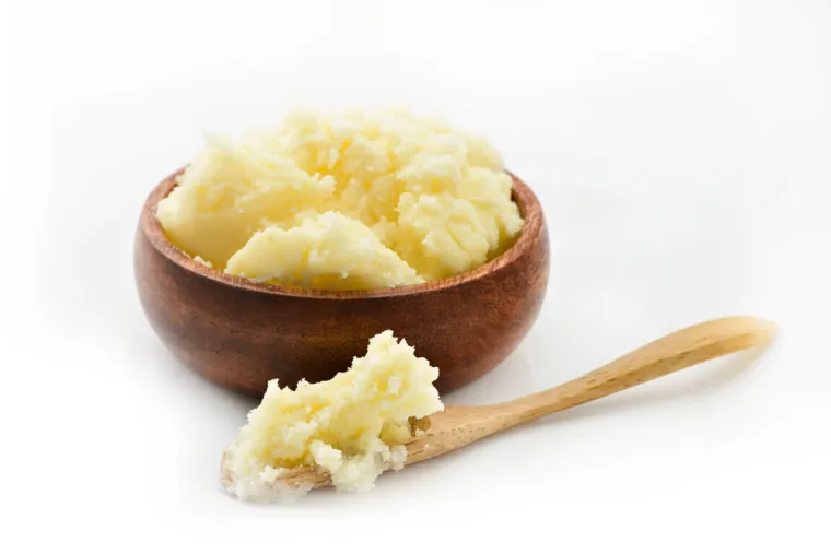 3. Svaki dan konzumirajte žlicu ghee maslaca (pročišćeni maslac): Toksini su razlog za alergije. Indijci predlažu konzumaciju ghee maslaca koji neutralizira većinu toksina. Zato u svoj obrok dodajte žlicu tog pročišćenog maslaca. Ghee ne sadrži iste razine mliječnih proteina kao obični maslac pa ljudi koji ne podnose mliječne proizvode mogu probati ovaj proizvod.
