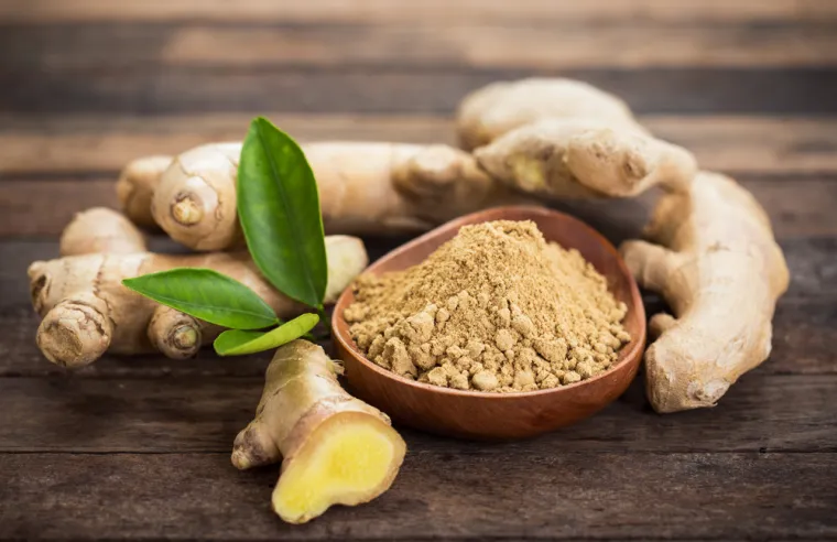 4. Konzumirajte đumbir, kim i crni papar za borbu protiv alergija: Jaki začini poboljšavaju probavu, prema Ayurvedi. Osim toga, pomažu eliminirati alergije poboljšavajući vaš imunološki sustav. Možete dodati đumbir u svoj čaj i piti ga svaki dan kako biste osjetili učinak.
