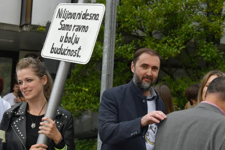 VELIKA FOTOGALERIJA s prosvjeda mladih liječnika: 'Beroš, preloš!', 'Zovite urologa, zdravstvo nam je za...'