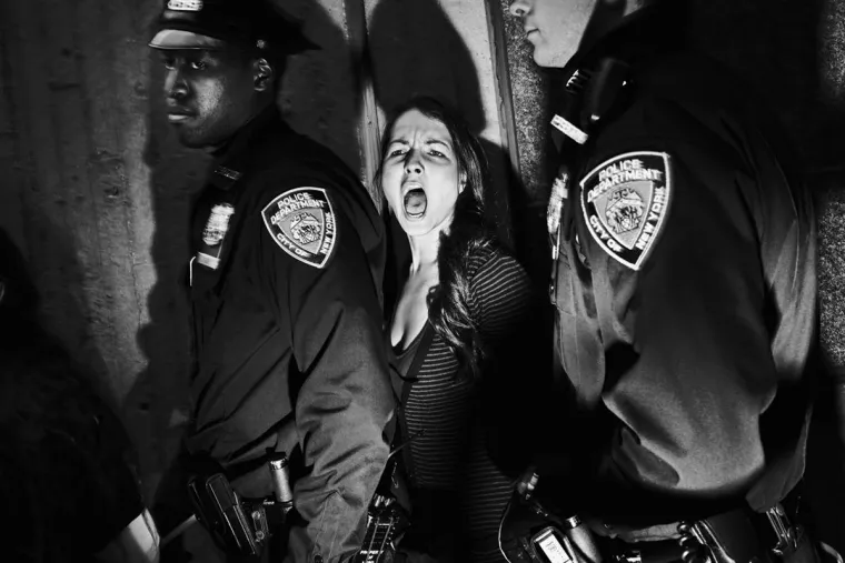 Poljakinja Tomasz Lazar osvojila je prvu nagradu za Osobe u vijestima fotografirajući uhićenje djevojke tokom njujorških prosvjeda protiv policijske brutalnosti.