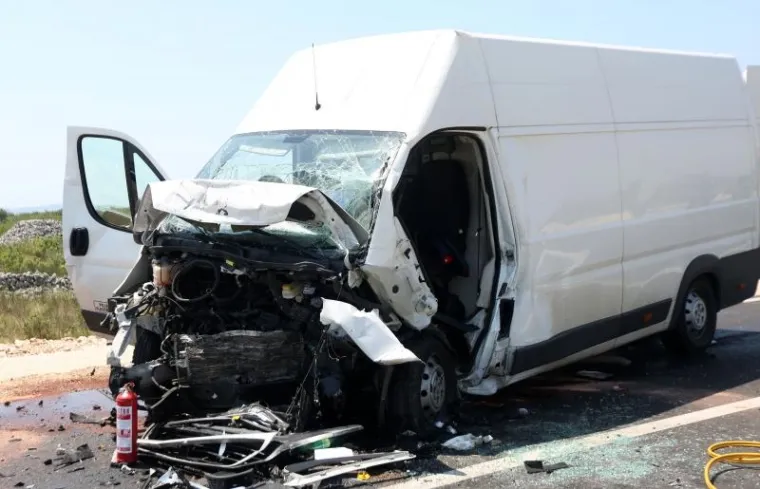 TEŠKA PROMETNA NESREĆA NA VODIČKOJ OBILAZNICI: Smrtno stradale dvije osobe, liječnici se bore za život treće