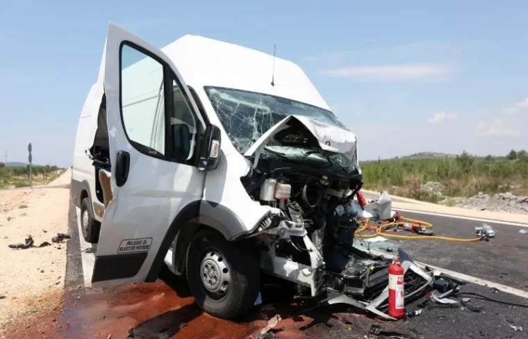 TEŠKA PROMETNA NESREĆA NA VODIČKOJ OBILAZNICI: Smrtno stradale dvije osobe, liječnici se bore za život treće