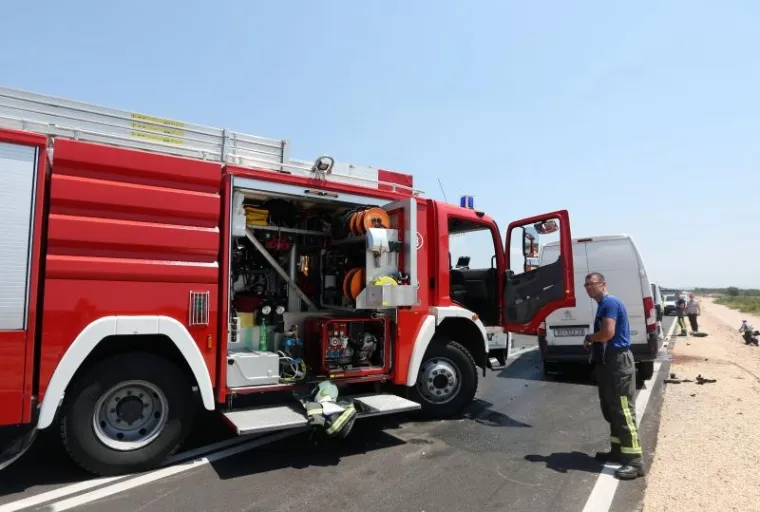 TEŠKA PROMETNA NESREĆA NA VODIČKOJ OBILAZNICI: Smrtno stradale dvije osobe, liječnici se bore za život treće