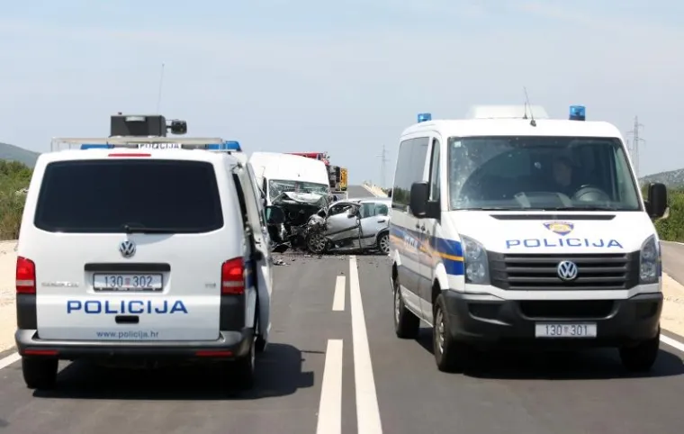TEŠKA PROMETNA NESREĆA NA VODIČKOJ OBILAZNICI: Smrtno stradale dvije osobe, liječnici se bore za život treće