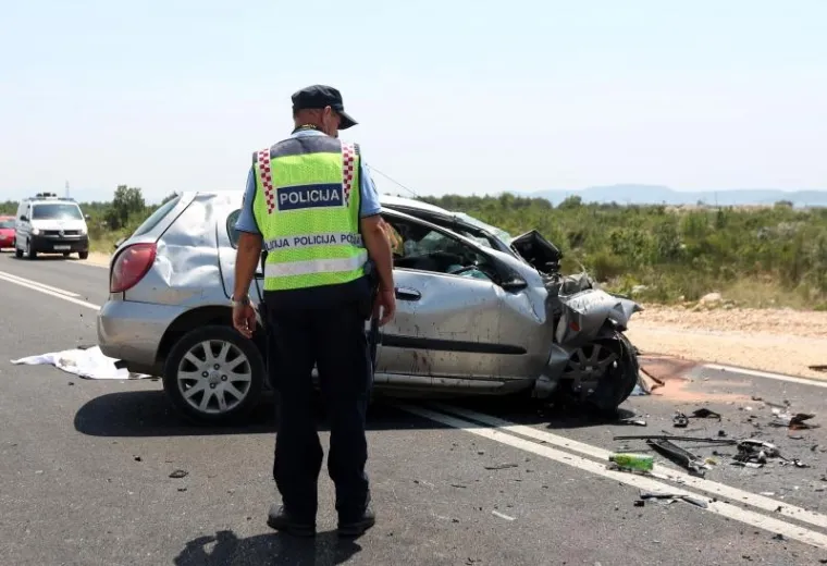 TEŠKA PROMETNA NESREĆA NA VODIČKOJ OBILAZNICI: Smrtno stradale dvije osobe, liječnici se bore za život treće