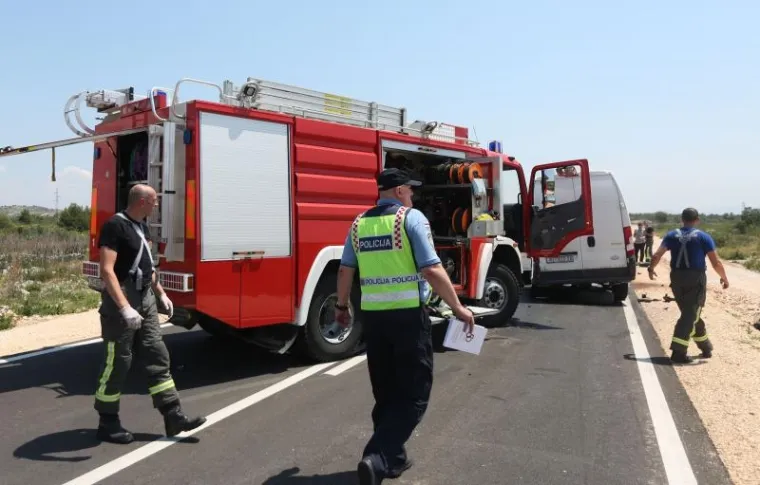 TEŠKA PROMETNA NESREĆA NA VODIČKOJ OBILAZNICI: Smrtno stradale dvije osobe, liječnici se bore za život treće