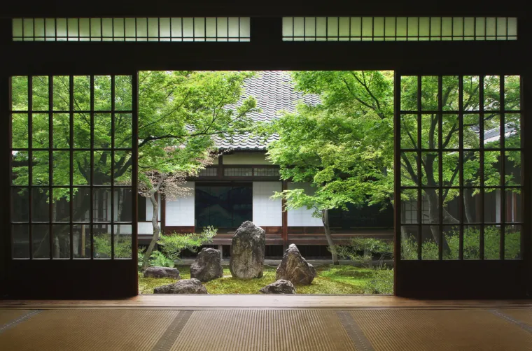 12. Isus je živio, i umro, u Japanu - Prema ovoj teoriji, Isus je otputovao u Japan kada je imao 21 godinu kako bi studirao teologiju. Živio je u gradu Shingo i ostao u zemlji 12 godina. Teorija, također, kaže da Isus zapravo nije bio razapet.