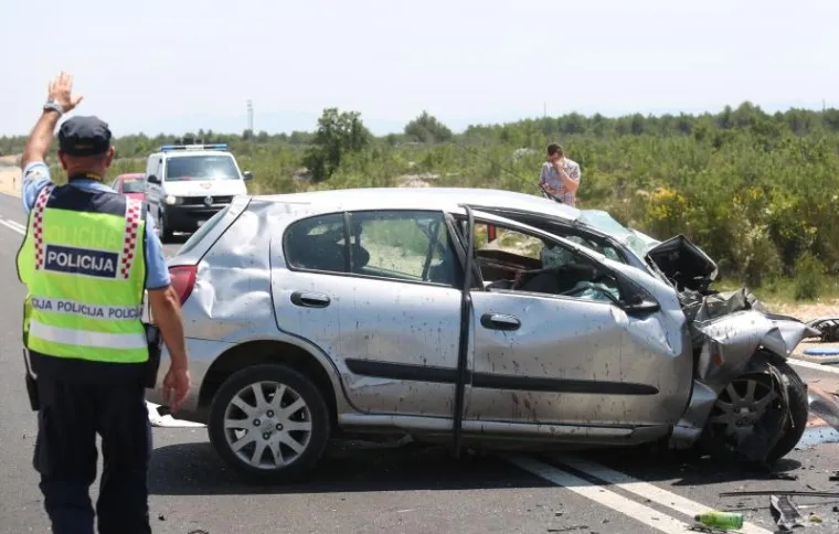 TEŠKA PROMETNA NESREĆA NA VODIČKOJ OBILAZNICI: Smrtno stradale dvije osobe, liječnici se bore za život treće