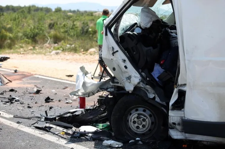 TEŠKA PROMETNA NESREĆA NA VODIČKOJ OBILAZNICI: Smrtno stradale dvije osobe, liječnici se bore za život treće