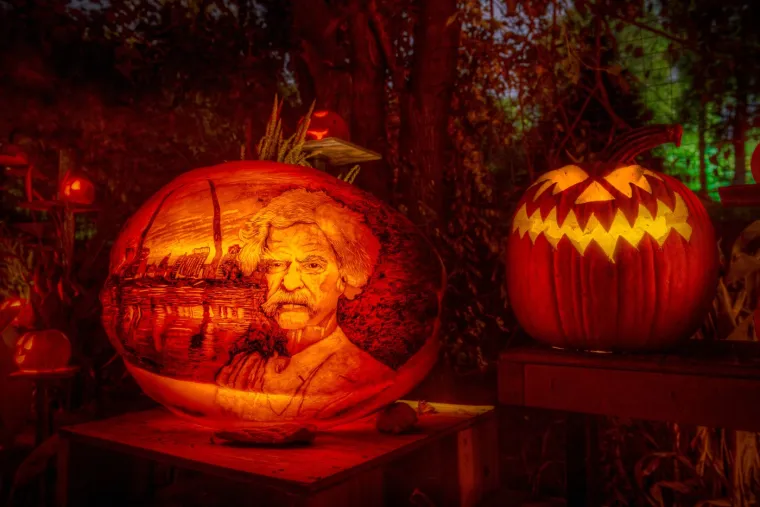 Kada su Irci došli u Ameriku, otkrili su da su bundeve mnogo prikladnije za rezbarenje, pa je tako nastala tradicija jack-o&apos;-lanterna.