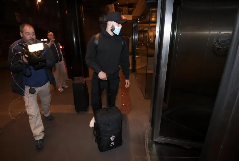 Kamere uhvatile naše reprezentativce na okupljanju u hotelu. Sad je sve jasno, dečki su razotkriveni, evo što su radili