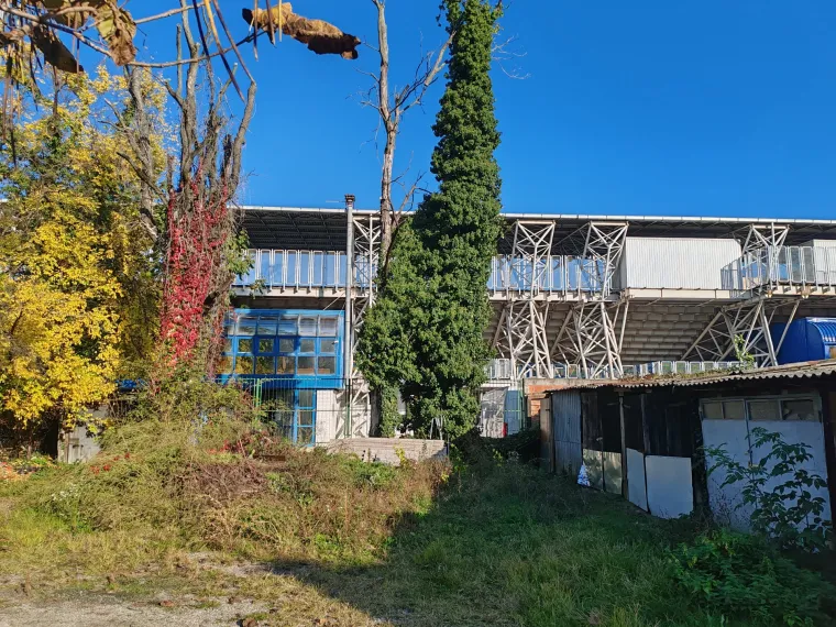 Nije obećavajuća situacija ni iza zapadne tribine. Vjerojatno će se rušiti barake da se omogući prolazak strojeva. Vremena je sve manje, a siječanj je pred vratima.