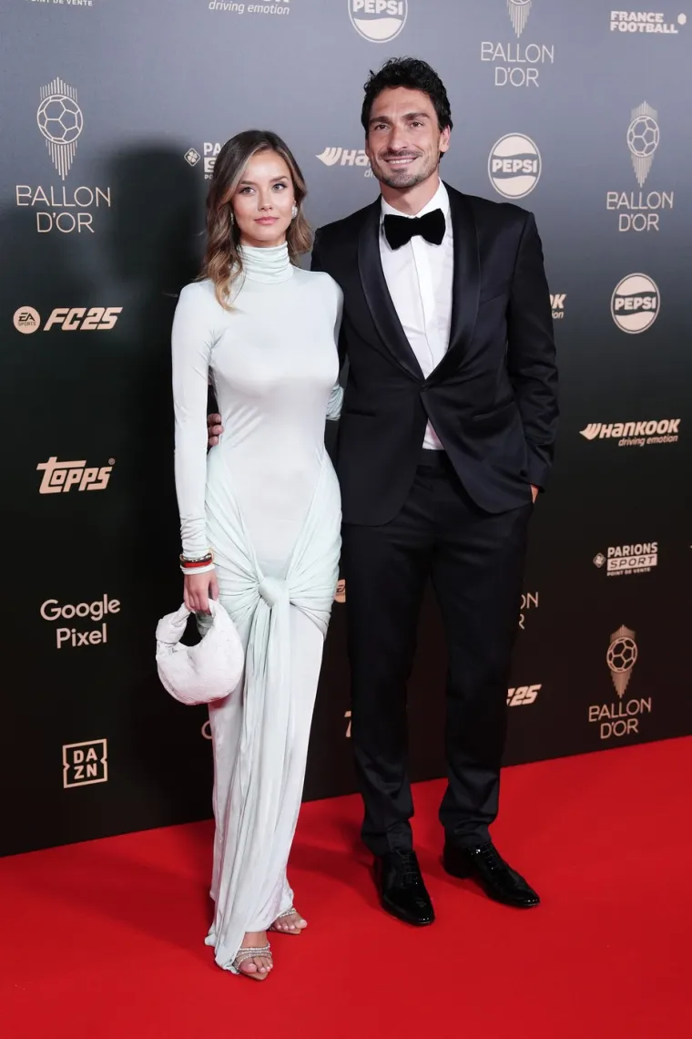 Hummels je čest posjetitelj hrvatske obale, a u Posedarju je sagradio kompleks vila u kojima boravi svakog ljeta.