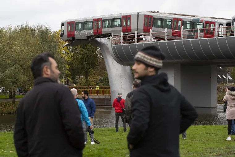Skulptura spasila vlak od pada u vodu: Izletio iz tračnica i ostao na repu kita