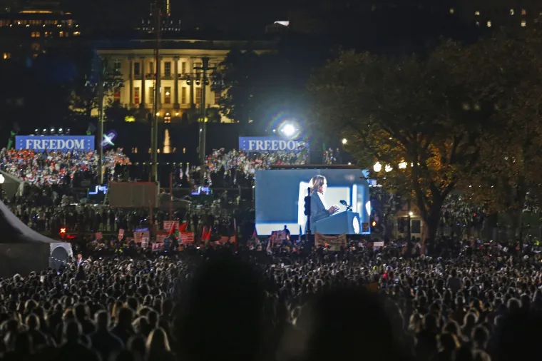 &quot;Znamo tko je Donald Trump. On je osoba koja je na istom mjestu stajala prije četiri godine i poslala naoružanu rulju na Capitol da sruše volju naroda iskazanu na poštenim i slobodnim izborima&quot;, podsjetila je Harris iz Washingtona, poručivši biračima da &quot;nisu posuda za planove diktatora&quot;. 