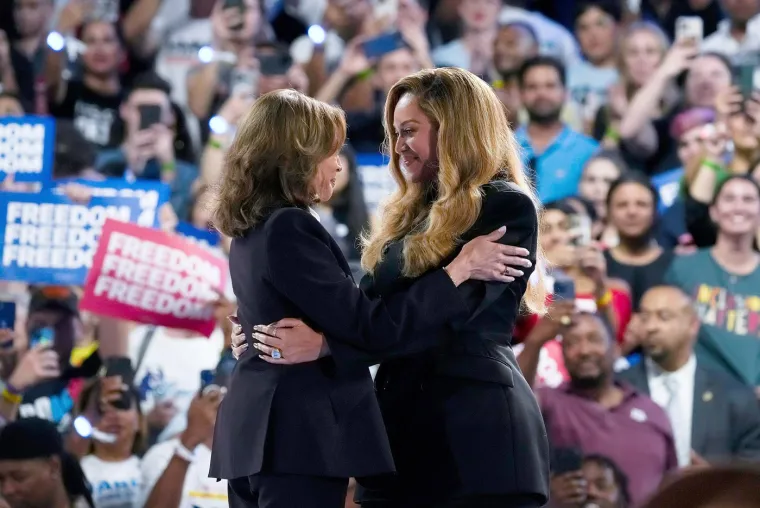Osim bračnog para Obama, bivšeg predsjednika Baracka i popularne nekadašnje prve dame Michelle, Kamala je za fotofiniš kampanje ostavila još jakih aduta. Jedna od njih je i megapopularna pjevačica Beyonce, koja joj je javno dala podršku na predizbornom skupu u Hustonu u Teksasu. &quot;Vrijeme je da Amerika otpjeva nešto novo, a naši glasovi zapjevaju u zboru jedinstva. Vrijeme je da pjevamo pjesmu dostojanstva. Jeste li spremni pustiti svoj glas u novoj američkoj pjesmi?&quot;, poručila je okupljenima pjevačica, prije nego što se na pozornici pojavila Harris, a one izmijenile srdačne zagrljaje. Pjevačica je demokratskoj kandidatkinji odobrila da koristi njezinu pjesmu &quot;Freedom&quot; s albuma &quot;Lemonade&quot; tijekom utrke za Bijelu kuću te je ona postala neslužbena himna njezine kampanje. Beyonce je inače poznata po tome što štiti svoju glazbu od komercijalne i javne upotrebe, no ovoga je puta brzinom munje dala odobrenje Kamali, navodno samo nekoliko sati nakon što su joj Demokrati poslali zahtjev. Beyonce je i ranije podržavala demokratske kandidate - Baracka Obamu 2013., a nastupila je i na predizbornom koncertu Hillary Clinton 2016. godine. 