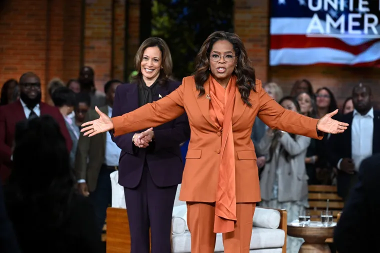 Demokratska kandidatkinja i njezin potpredsjednički kandidat Tim Walz uživaju potporu brojnih slavnih faca i zvijezda, od Brucea Springsteena, redatelja Spikea Leeja do popularne voditeljice Oprah Winfrey, svjetski poznatih pjevačica Taylor Swift, Pink i Lizzo te glumca Georgea Clooneyja. Tu su još zvijezde serije Skandal Kerry Washington i Tony Goldwyn, pjevač Bad Bunny i reper Eminem, glumica i pjevačica Jennifer Lopez, glumac Leonardo DiCaprio kao i glavna glumica Seksa i grada Sarah Jessica Parker koja je na Instagramu nabrojala više od 25 razloga zbog kojih će glasati za Harris i Walza. Od holivudskih faca našlo se tu i ime glumca Bena Stillera, legendarne Cher i zvijezde Princezinih dnevnika Anne Hathaway. Objava Taylor Swift kojom je javno podržala Harris u rujnu skupila je više od 11 milijuna lajkova. 