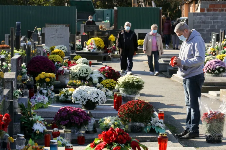 Na blagdan Svih svetih građani diljem Hrvatske prisjećaju se najmilijih: Poštujući epidemiološke mjere obilaze njihove grobove