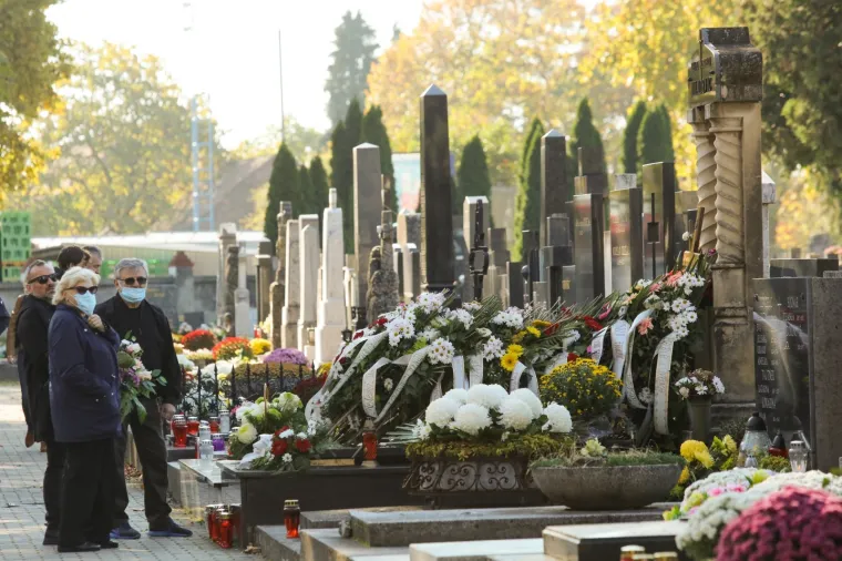Na blagdan Svih svetih građani diljem Hrvatske prisjećaju se najmilijih: Poštujući epidemiološke mjere obilaze njihove grobove