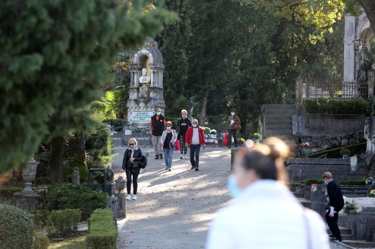 Na blagdan Svih svetih građani diljem Hrvatske prisjećaju se najmilijih: Poštujući epidemiološke mjere obilaze njihove grobove