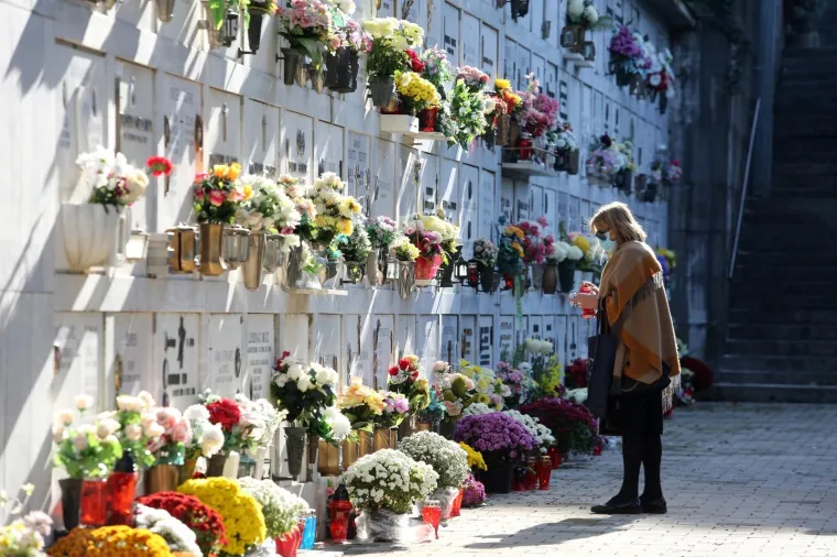Na blagdan Svih svetih građani diljem Hrvatske prisjećaju se najmilijih: Poštujući epidemiološke mjere obilaze njihove grobove
