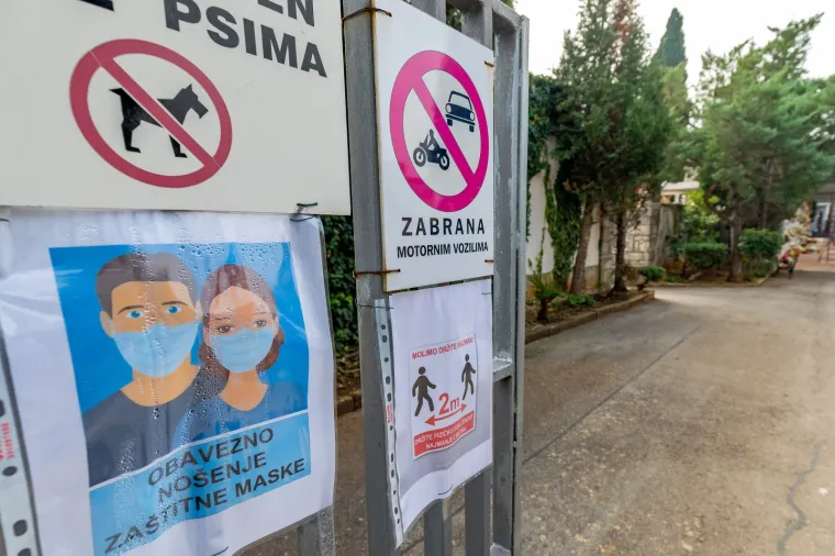 Na blagdan Svih svetih građani diljem Hrvatske prisjećaju se najmilijih: Poštujući epidemiološke mjere obilaze njihove grobove