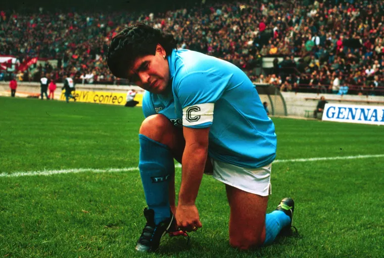 U dresu Napolija je osvojio dva naslova prvaka Italije, Kup Uefa, talijanski Kup i Superkup. U nogometnom ludom Napulju nogometni genij je postao poput božanstva, ali istodobno i žrtva vlastitog uspjeha. Unatoč uspjehu na terenu, Maradonin osobni život postajao je sve gori i gori.

Napoli je napustio 1991. zaradivši 15-mjesečnu suspanziju zbog zlouporabe kokaina, a nakon suspenzije pridružio se Sevilli. U svom novom španjolskom klubu odigrao je samo 26 utakmica, daleko od uspjeha koji je postigao u Napoliju. Iz Seville se vratio u domovinu u Newell&apos;s Old Boyse, ali je sakupio samo sedam utakmica. Posljednji Maradonin bili su Boca Juniorsi (1995-1997).