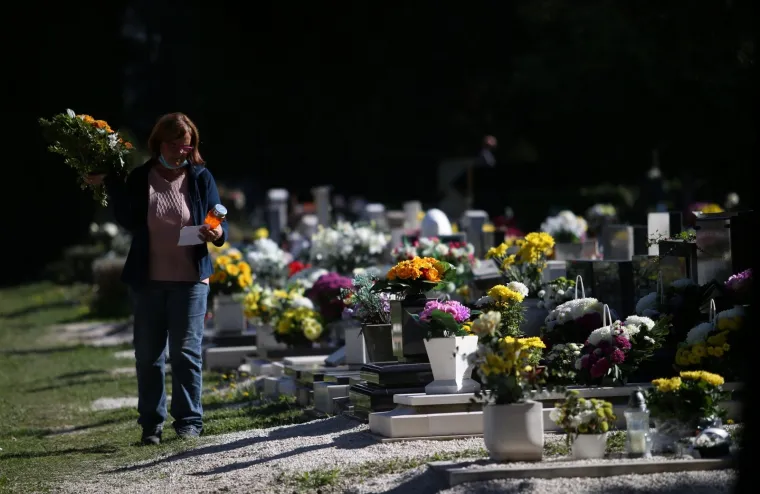 Na blagdan Svih svetih građani diljem Hrvatske prisjećaju se najmilijih: Poštujući epidemiološke mjere obilaze njihove grobove