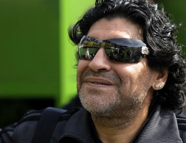 Argentina's former footballer star Diego Maradona greats the crowd after watching a training session of Argentina's tennis team in Buenos Aires on September 17, 2008. Argentina will face Russia on September 19 to 21 for the semifinal of the Davis Cup 2008. AFP PHOTO / JUAN MABROMATA (Photo by JUAN MABROMATA / AFP)