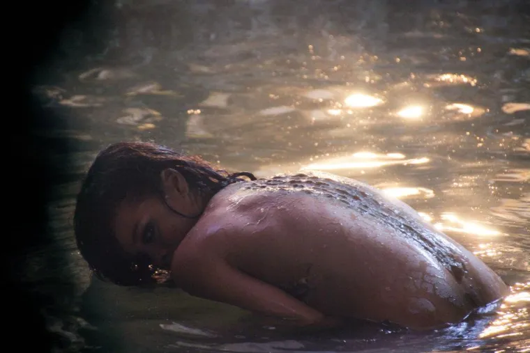 Rihanna pokazala piercing na bradavici
