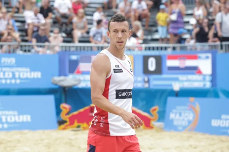 PERIŠIĆ IZNAD MREŽE: Pogledajte kako se ponajbolji hrvatski nogometni reprezentativac snašao u odbojci na pijesku
