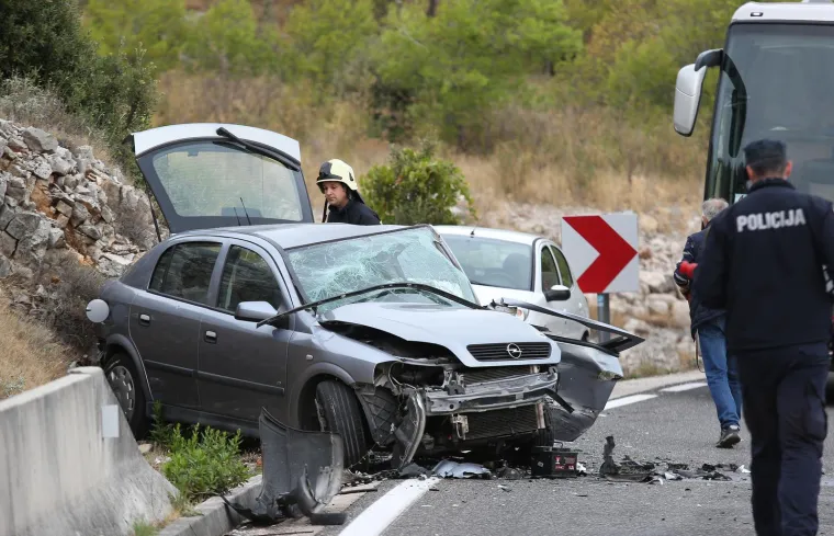 Teška prometna nesreća kod Šparadića: Snimke s mjesta događaja izazivaju jezu, jedan automobil se zapalio