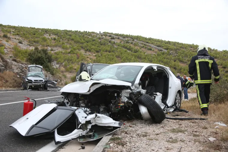 Teška prometna nesreća kod Šparadića: Snimke s mjesta događaja izazivaju jezu, jedan automobil se zapalio
