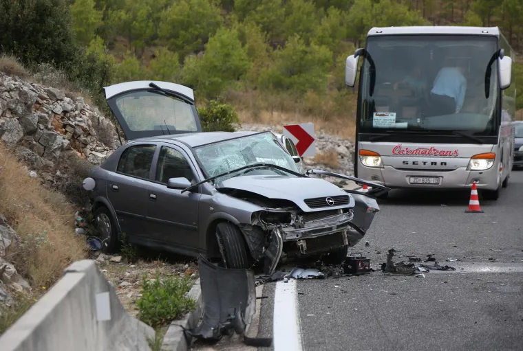 Teška prometna nesreća kod Šparadića: Snimke s mjesta događaja izazivaju jezu, jedan automobil se zapalio
