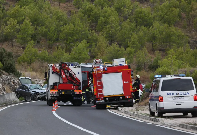 Teška prometna nesreća kod Šparadića: Snimke s mjesta događaja izazivaju jezu, jedan automobil se zapalio