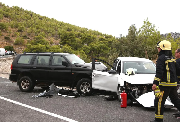 Teška prometna nesreća kod Šparadića: Snimke s mjesta događaja izazivaju jezu, jedan automobil se zapalio