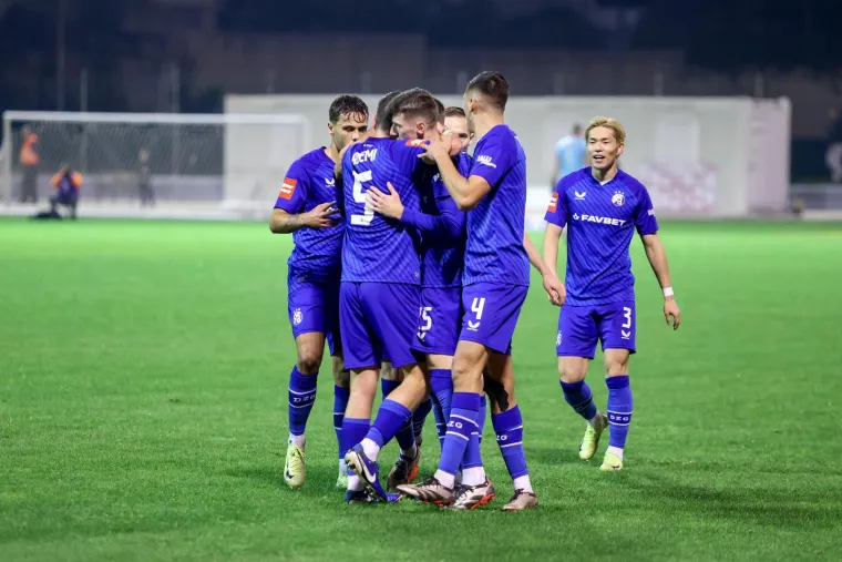 Dinamo je poveo u 11. golom Petra Sučića. 