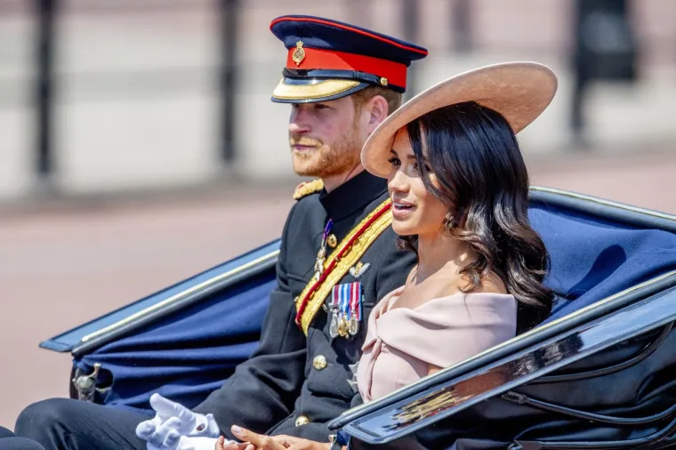 Otkako je princ Harry započeo vezu s Meghan Markle, zahladio je nekad blizak odnos s bratom Williamom. Podsjetimo, William je Harryja upozorio da ne brza u vezi s Meghan, što je Harryja, čini se, razljutilo i zaboljelo. Ubrzo nakon toga se oženio Meghan, a od brata se počeo udaljavati.
