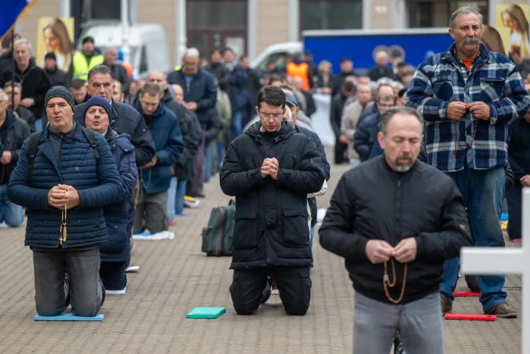 Molitelji su se okupili na Trgu bana Jelačića, a stigli su i prosvjednici.