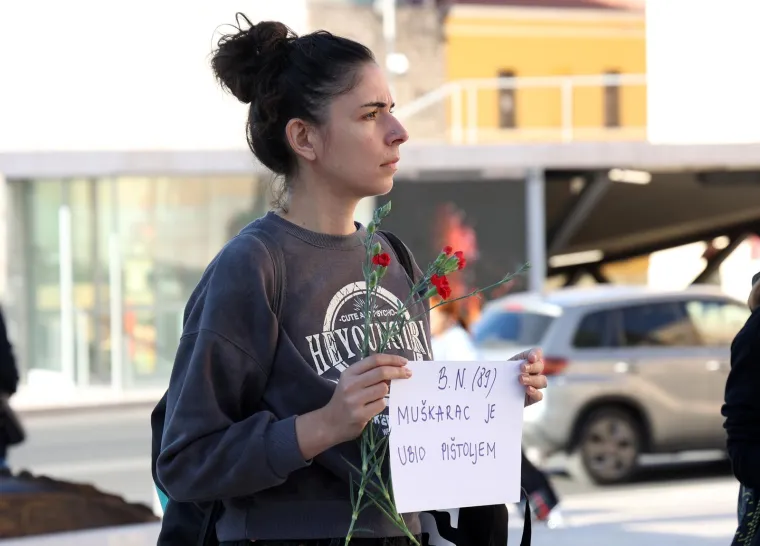 Jedna prosvjednica u Šibeniku držala je poruku koja glasi: &quot;B.N (89) Muškarac je ubio pištoljem&quot;.