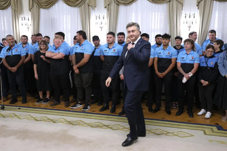 &quot;Sakupili smo novac, a Milan je puno pomogao kontaktima. Planiramo posjetiti mjesta odakle potječemo i povezati se s rodbinom. Naši su preci kopali smolu, to je težak posao, a ovo nije samo ragijaško putovanje nego i kulturno, da povežemo dvije kulture i pokažemo igračima odakle potječu. Mnogim je igračima ovo jedinstvena prilika da nauče kako su živjeli njihovi djedovi ili pradjedovi&quot;, priča Dave Jurlina, ujedno i trener momčadi, čija trojica sinova također igraju ragbi.
