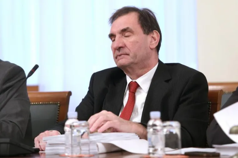 Sjednica u 8.30 sati ipak im je prerana: pogledajte kako pospani Stazić (ne) prati sastanak