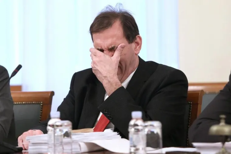 Sjednica u 8.30 sati ipak im je prerana: pogledajte kako pospani Stazić (ne) prati sastanak