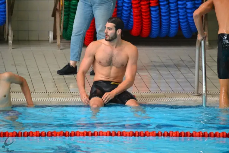 U pauzama između studija i sportskih obaveza, pričao je svojedobno Nikola, rado provodi vrijeme u kuhinji, razvijajući svoju ljubav prema kulinarstvu, a otkrio je da povremeno pokazuje i romantičnu stranu. 