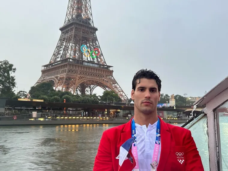 Nedavno se Nikola našao se na meti prevaranata. Nepoznata osoba iz Amerike koristila je njegove fotografije i lažno se predstavljala. &apos;&apos;David, 33 godine, slobodan. Doktor, Sjedinjene Američke Države. Traži ozbiljnu vezu&apos;, stoji u opisu objave koja je osvanula na Threadsu.
