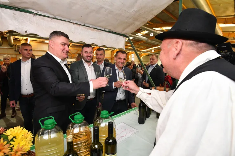 Milanović na proslavi Martinja! Padaju selfiji, zagrljaji, a bome se dobro i jede i pije