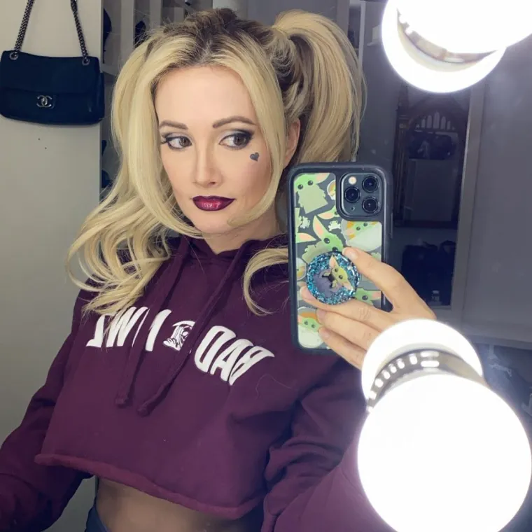 Nadalje, Holly je priznala da je tijekom tog razdoblja patila od depresije, niskog samopouzdanja i suicidalnih misli. Hefner je, kako tvrdi, manipulirao njezinim emocijama, uvjeravao je da bez njega neće ništa postići i izolirao je od prijatelja i obitelji.