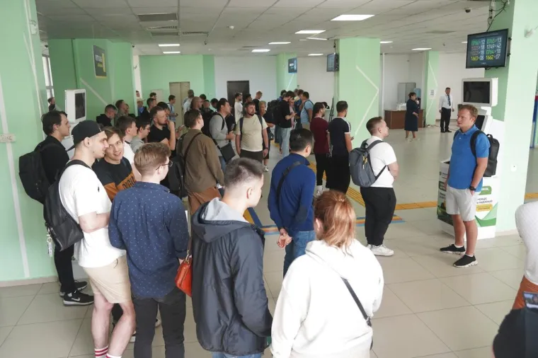 Mladi i golobradi Rusi bježe od Putinova rata! Pješice i na biciklima prelaze granicu, kolone su nepregledne