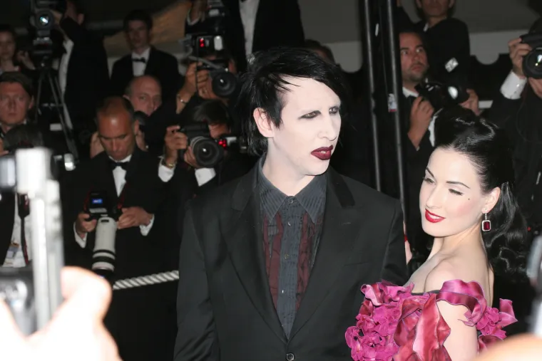 Evan Rachel Wood i Marilyn Manson hodali su tri godine, a zatim se zaručili u siječnju 2010. godine te krajem iste godine okončali vezu. Uz Evans optužbe su podignule i Ashley Walters, Sarah McNeilly, Ashley Lindsay Morgan i umjetnica koja se predstavlja kao Gabriella.